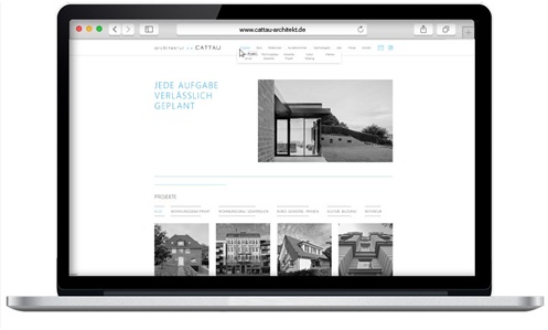 Ein Laptop, auf dem die Website cattau-architekt.de zu sehen ist.