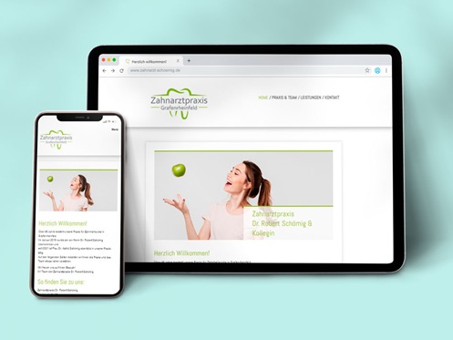 Ein Laptop, der die Website www.zahnarzt-schoemig.de zeigt.