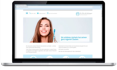 Ein Laptop, der die Website ritz-dental.de geöffnet zeigt.