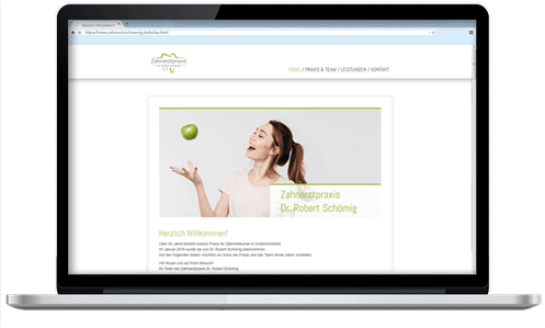 Ein Laptop, der die Website www.zahnarzt-schoemig.de zeigt.